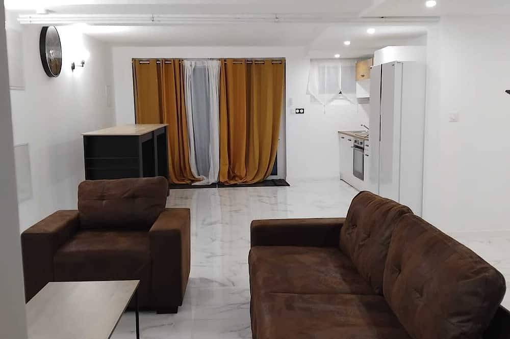 Very pretty 5-bedroom outbuilding near the center of Saint-Priest in Saint-Priest, Lyon region