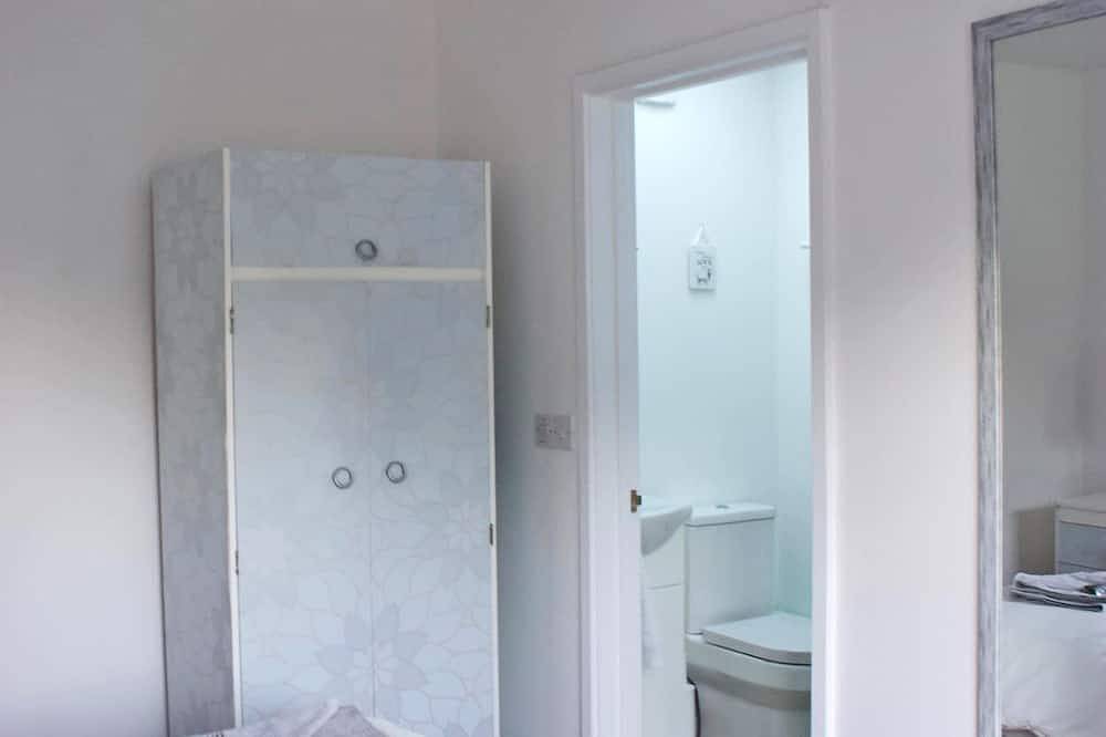 Tranquil Location with Exclusive Hot Tub -  1 bedroom  in Gloucestershire