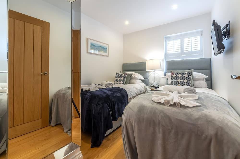 Entire apartment, A stunning first floor apartment with panoramic views, not far from the beach. in Carbis Bay, Cornwall