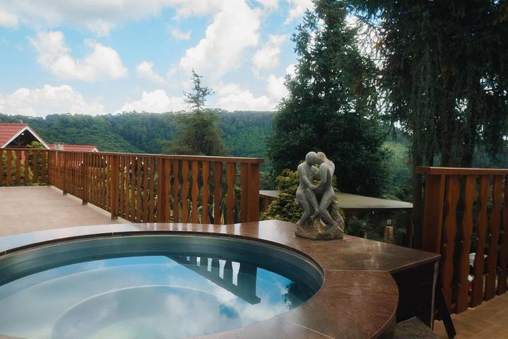 Hôtel pour 2 personnes, avec piscine et jardin ainsi que jacuzzi et balcon