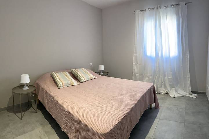 Location de vacances pour 8 personnes, avec terrasse et jardin dans Prunete - 3