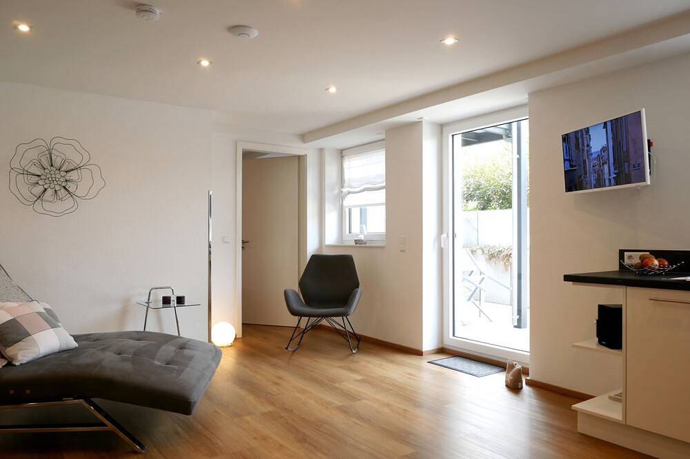 Ganze Wohnung, 1. Ferienwohnung im Souterrain mit 45 qm, 1 Schlafzimmer für max. 2 Personen in Achkarren, Vogtsburg im Kaiserstuhl