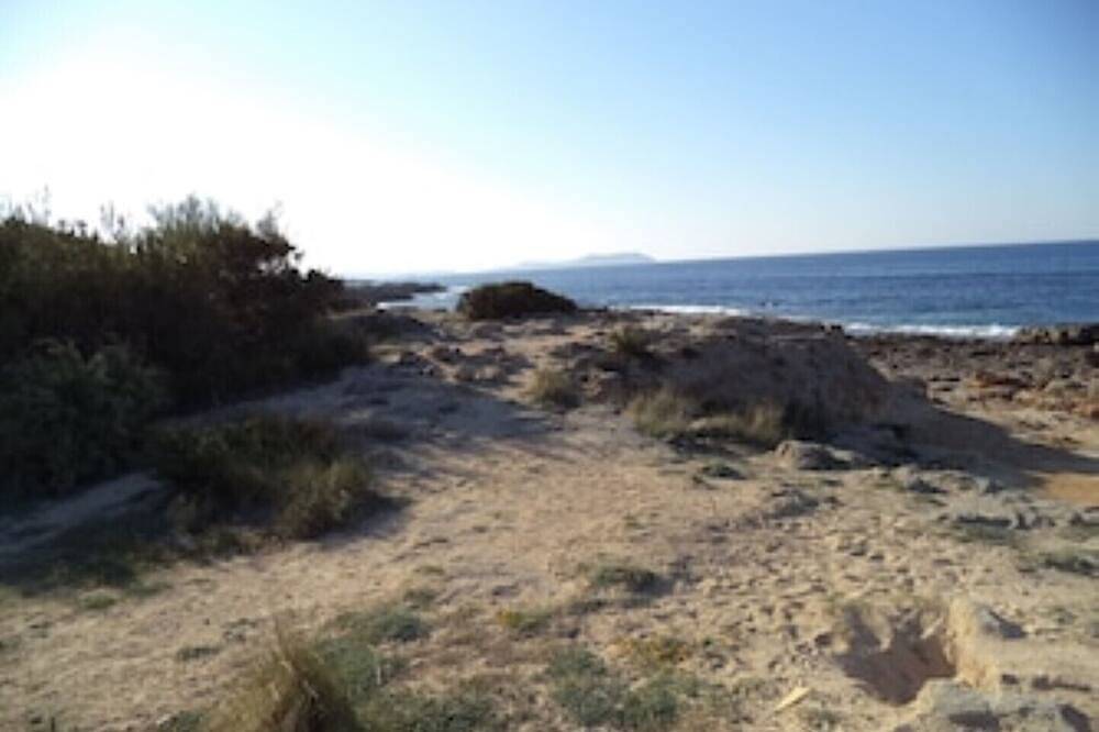 Appartement entier, Apartment no. 3 - for 2 persons, quiet, close to the beach, in Playa Es Pouet, Sant Josep de sa Talaia