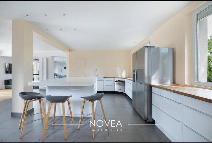 Location de vacances pour 10 personnes, avec terrasse ainsi que vue et piscine, animaux acceptés à Dommartin - 2