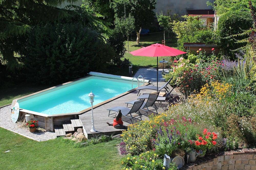 Chambre d'hôtes  avec piscine chauffée en saison Petits déjeuners compris in Sainte-Savine, Aube