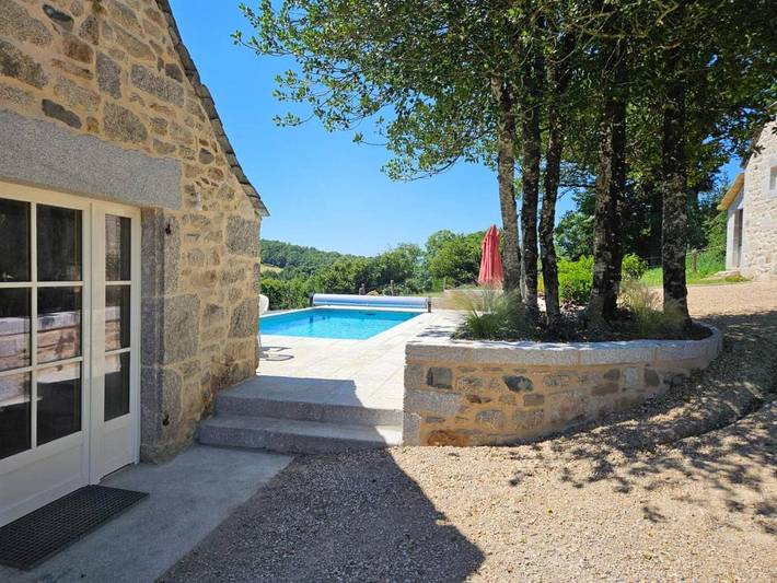 Location de vacances pour 8 personnes, avec piscine ainsi que terrasse et jardin, animaux acceptés à Cassuéjouls
