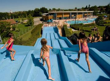 Camping pour 4 personnes, avec jardin et piscine, animaux acceptés dans l' Ain