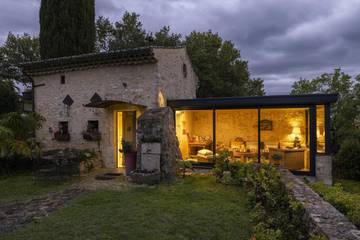 Gîte pour 2 personnes, avec vue ainsi que piscine et terrasse à Saint-Montan