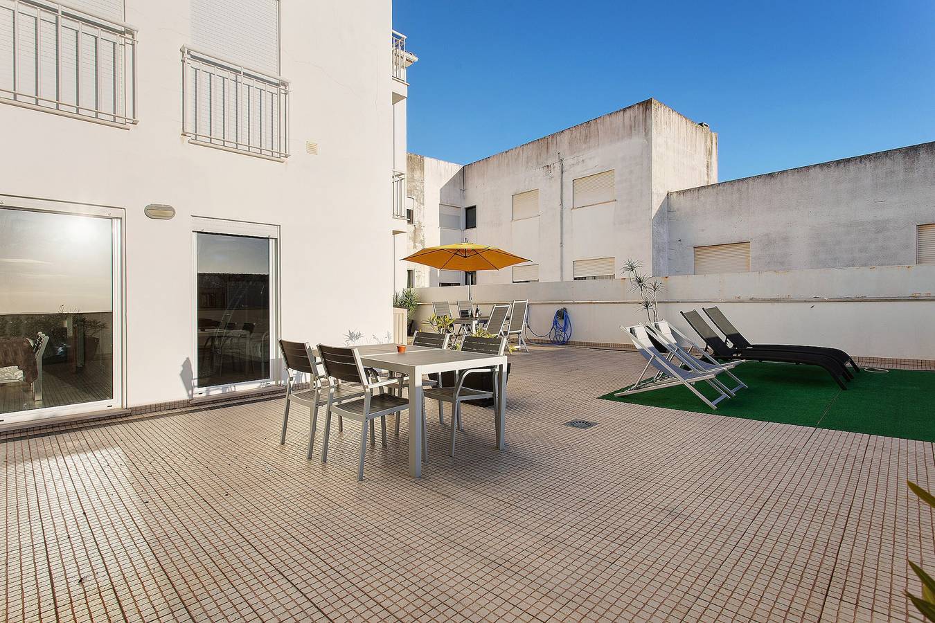 Apartamento entero, Apartamento 'Sunset House Nazaré' con vistas al mar, terraza privada y Wi-Fi in Praia da Nazaré, Nazaré