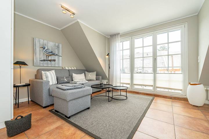 Ganze Wohnung, Stilvolle Ferienwohnung für bis zu 4 Personen mit Balkon. in Wenningstedt, Sylt