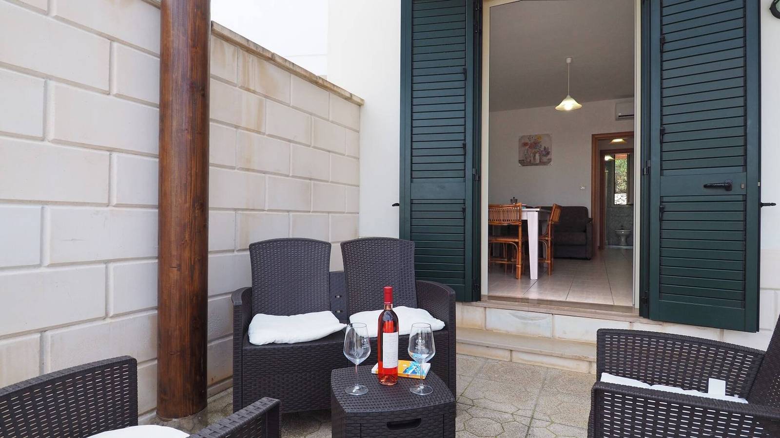 Garden Villa, 2 bedrooms, by the sea, 7 sleeps. in Torre Suda, Racale