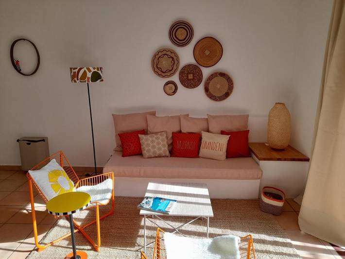 Location de vacances pour 4 personnes, avec Terrasse ainsi que Jardin et Piscine