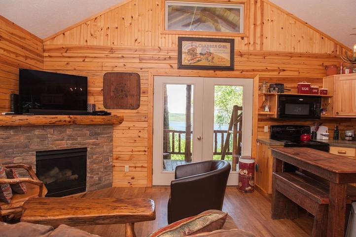 Log cabin for 4 people, with balcony and hot tub, with pets in Beaver Lake