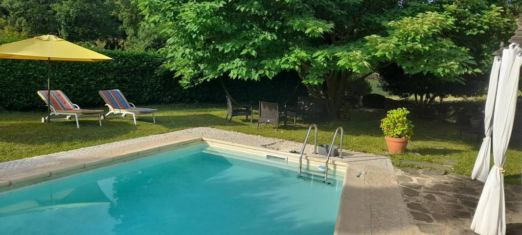 Location de vacances pour 3 personnes, avec piscine ainsi que vue et jardin à Courry - 2