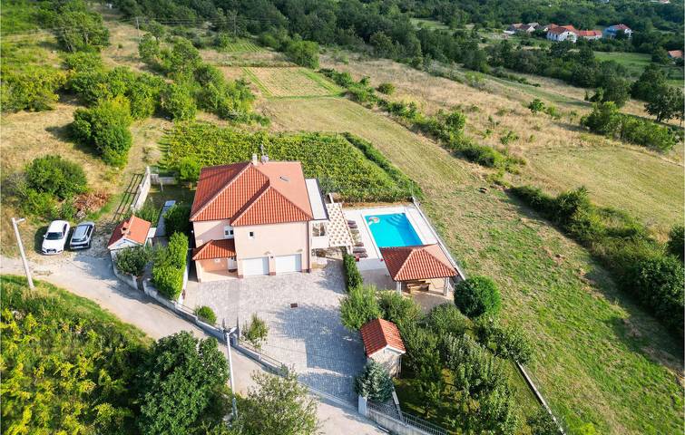 Charmante 200 m² große Ferienwohnung mit Pool, Terrasse, WLAN und Parkplatz in der Nähe von Trilj in Dalmatinisches Zagora