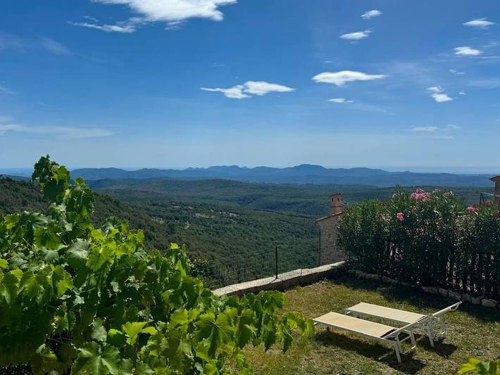 Location de vacances pour 4 personnes, avec vue ainsi que piscine et jardin à Mons (Var)