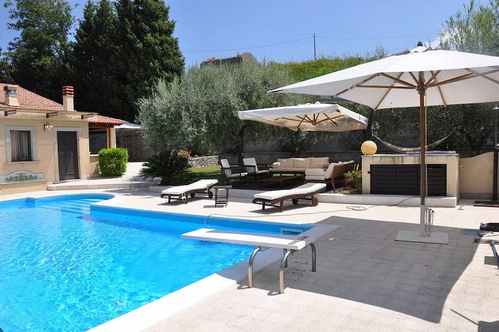 Villa für 8 Personen, mit Balkon und Garten - 1