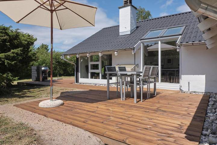 Geräumiges, komplett renoviertes Ferienhaus auf gepflegtem Naturgrund nur 300 m vom kinderfreundlichen Øer Strand entfernt in Øerne, Ebeltoft