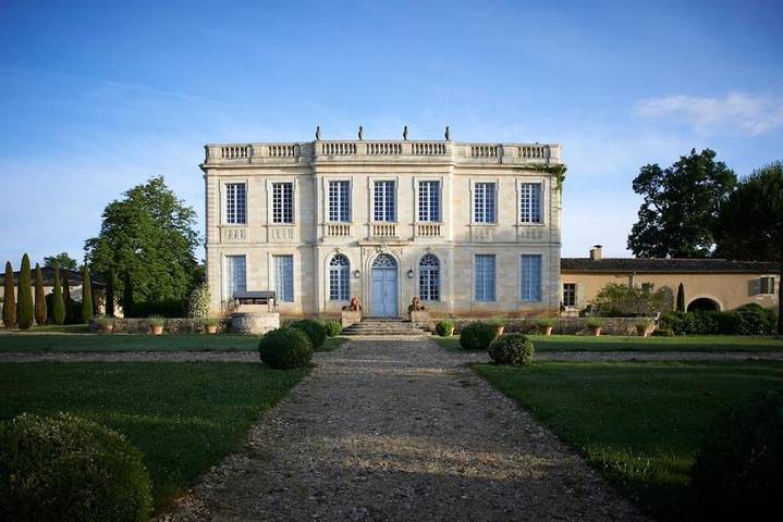 Cottage pour 15 personnes, avec jardin et piscine ainsi que vue et terrasse à Béguey