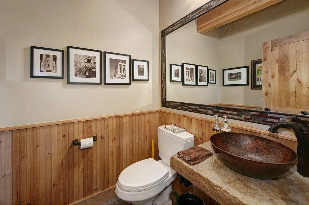 Beautiful Upscale Home on the Golf Course with Two Master Suites, Private hot tub in Silverthorne, Arapaho and Roosevelt National Forests