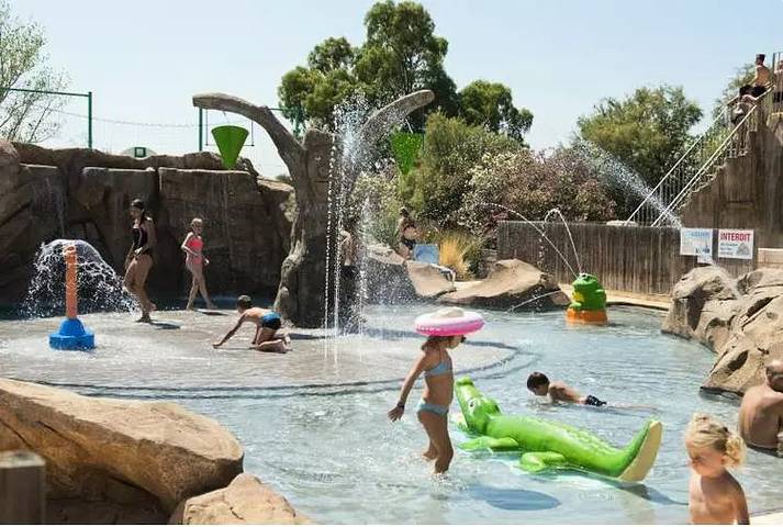 Camping pour 10 personnes, avec terrasse et piscine à Torreilles - 4