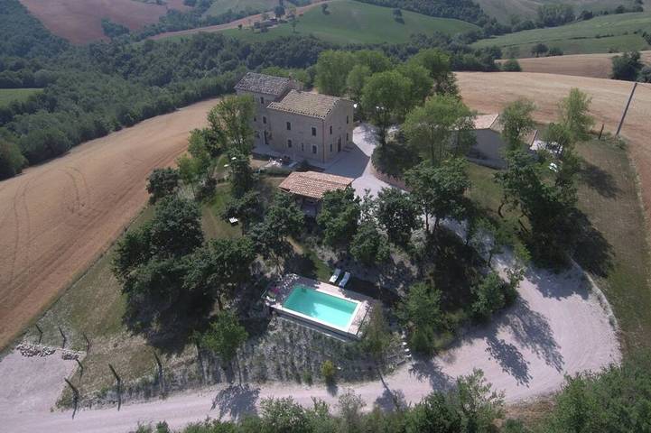 Location de vacances pour 5 personnes, avec Jacuzzi et Terrasse ainsi que Jardin et Piscine à Pergola