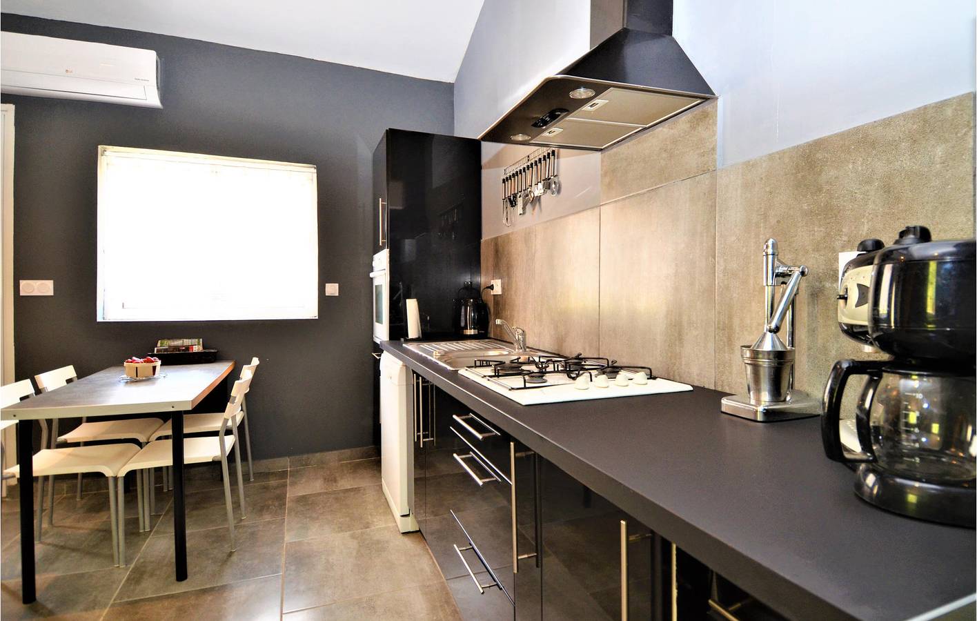 Entire holiday apartment, Mornas Apartment with AC, Parking, Pool & WiFi in Mornas, Vaucluse
