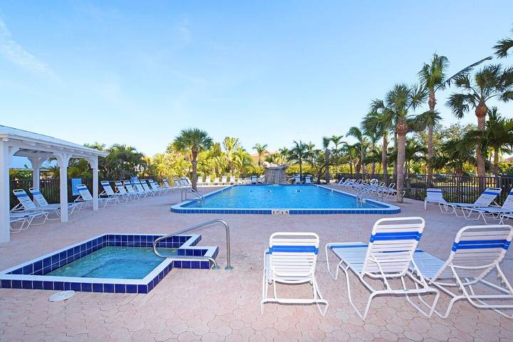 Beach rental for 4 people, with hot tub and pool as well as yard in Fort Myers Beach
