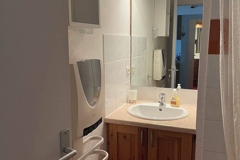 Appartement entier, ⛷️ Auron – T2 + cabine avec piscine chauffée & parking privé couvert in Auron, Saint-Étienne-de-Tinée
