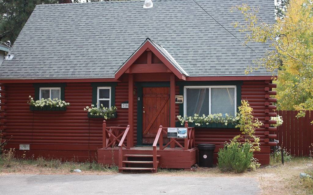 Charming Tahoe Cabin-2 Blocks to Lake, Avail Apr/May, Hot Tub, Pets Ok, Bikes! in Al Tahoe, South Lake Tahoe