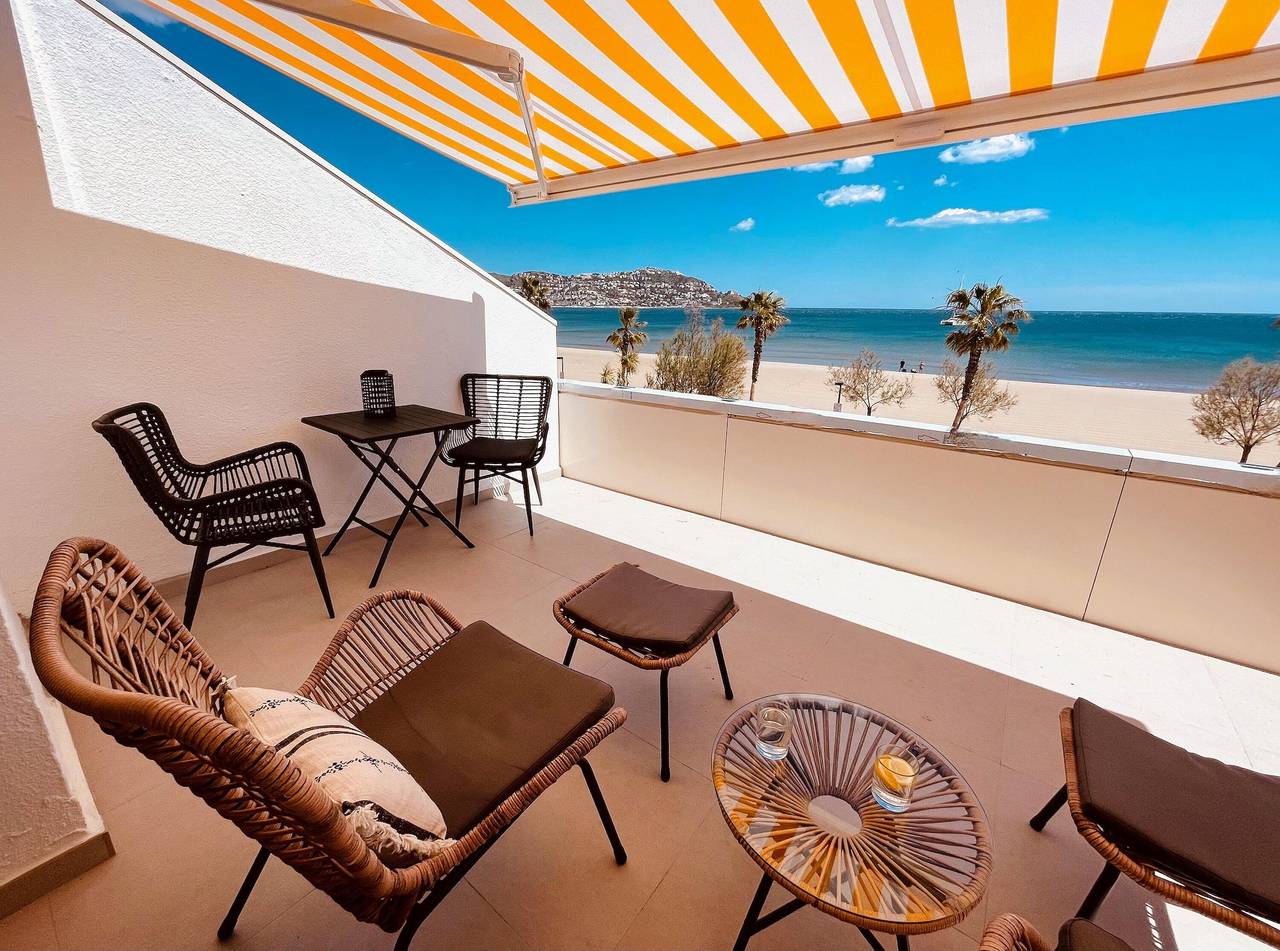 Estudio entero, ¡Encantador apartamento en alquiler en Roses, Costa Brava! A 0 metros de la playa. Disfruta de la piscina comunitaria y las vistas al mar. in Santa Margarida, Roses