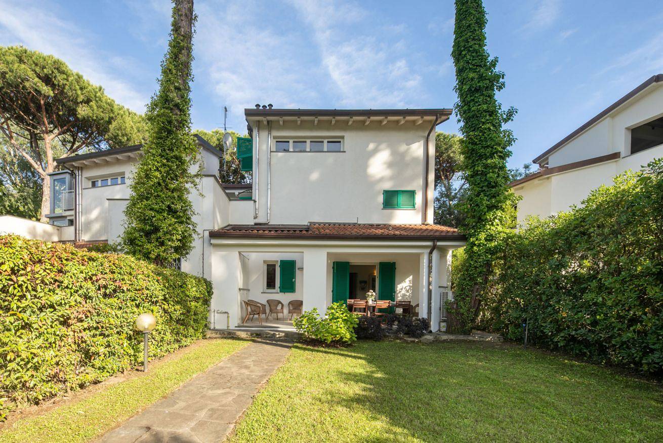 Casina Simonetta by Mmega in Forte dei Marmi, Riviera Toscana