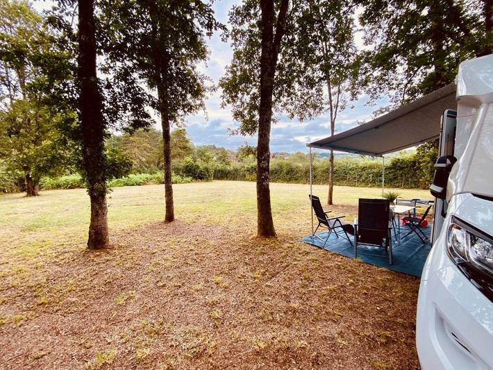 Camping pour 4 personnes, avec piscine ainsi que jacuzzi et jardin