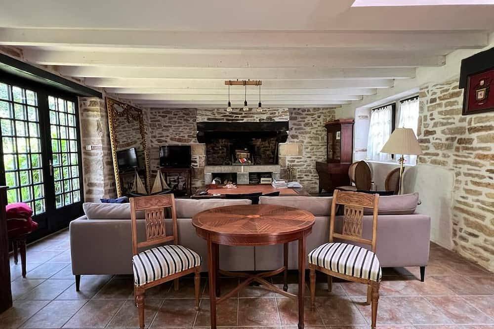Grand Cottage-Proche Benodet-Heated Pool in Tréméoc, Région de Quimper