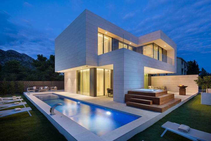 Villa för 10 Personer, med Balkong/Terrass samt Trädgård och Pool i Zadar