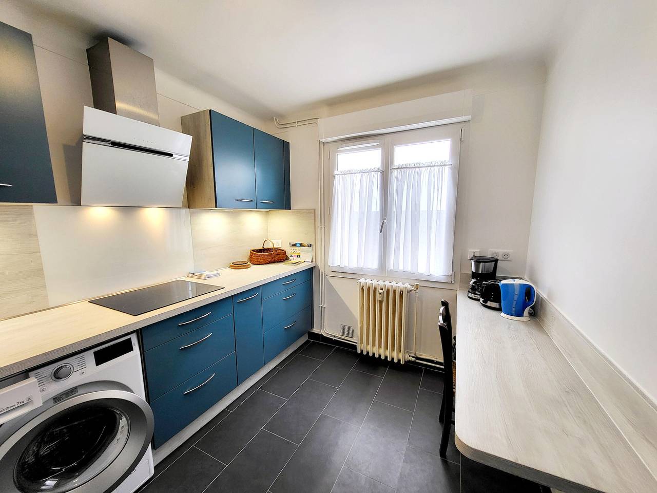 Entire apartment, Modern 1-Bed Apartment with Parking in Charming La Chaume, Close to Beach & Market in Les Sables-d'Olonne, Vendée