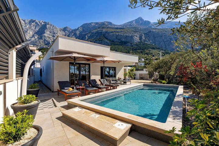 Ferienhaus für 5 Personen, mit Balkon/Terrasse und Pool in Makarska