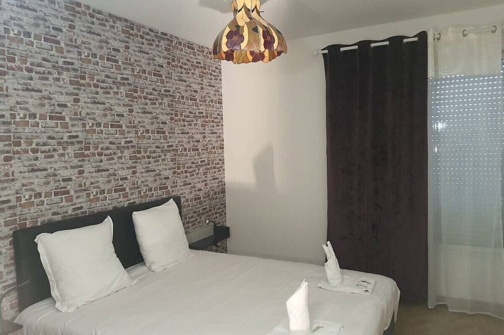 Entire apartment, 2 Bedroom unit in front of Le Bourget airport in Le Blanc-Mesnil, Seine-Saint-Denis