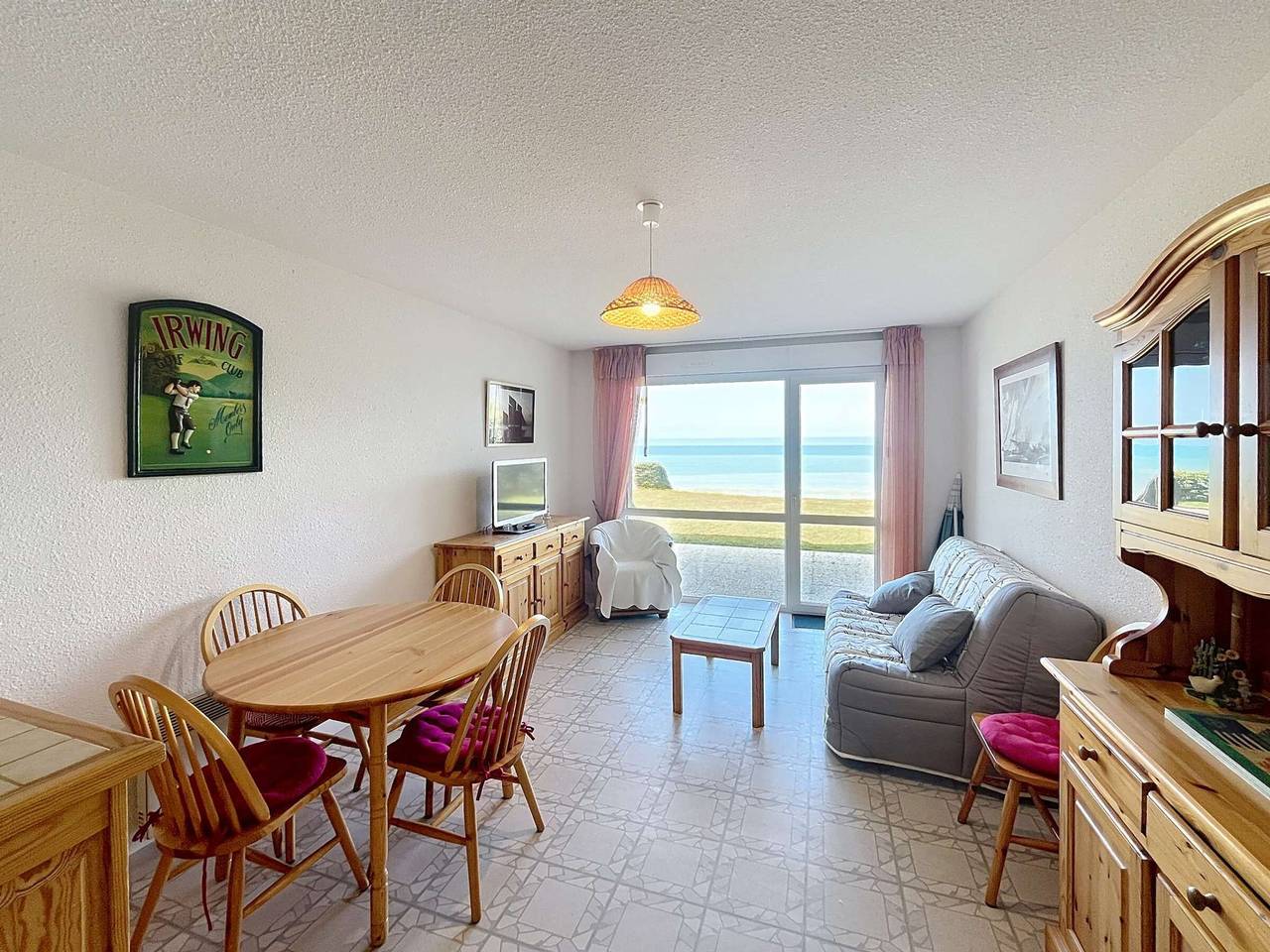 Entire apartment, Seaside apartment with 2 bedrooms and parking in Jullouville, Côte de la Déroute