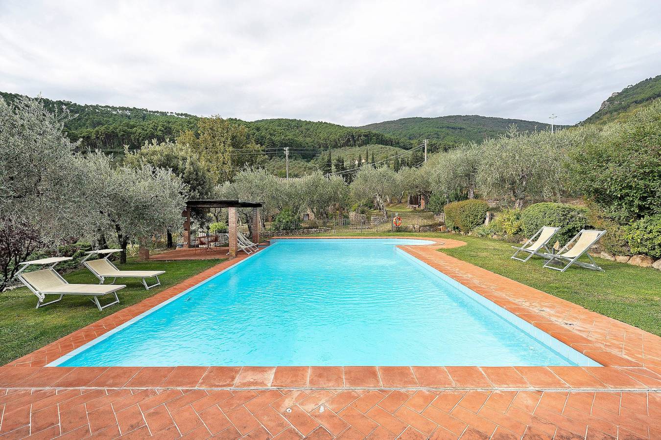 Entire studio, Studio Apartment 'Il Nido Di Delia' with Shared Pool, Private Terrace and Wi-Fi in Buti, Pisa Province