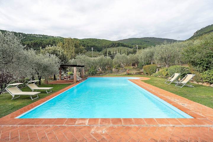 Entire studio, Studio Apartment 'Il Nido Di Delia' with Shared Pool, Private Terrace and Wi-Fi in Buti, Pisa Province
