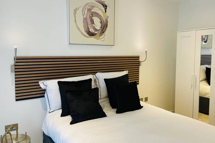 Entire holiday apartment, 1 Bed - Sleeps 2 - City Centre - Free Parking in Hertfordshire
