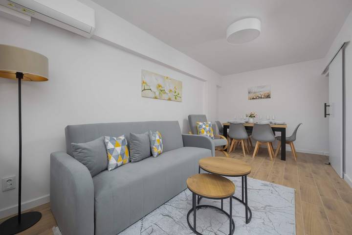 Entire apartment, Spacious Apartment for 5 Persons | Balcony | Workspace in Warsaw Śródmieście, Warsaw