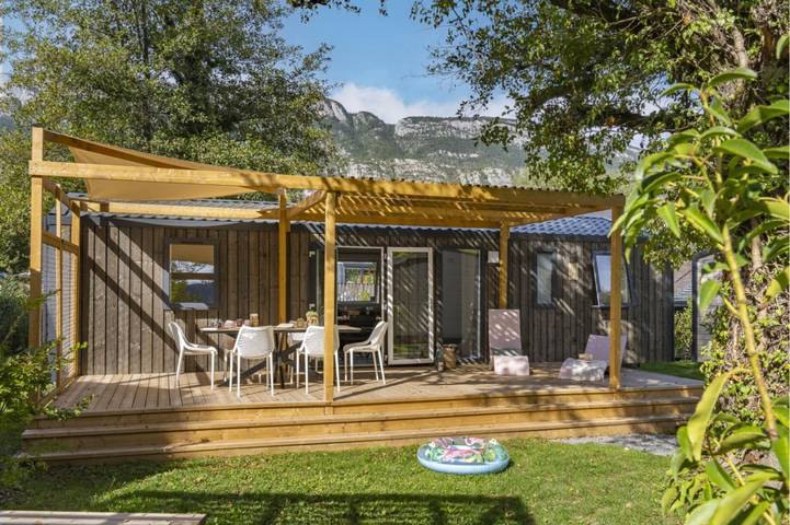 Camping pour 6 personnes, avec terrasse ainsi que piscine et jardin, adapté aux familles dans Bauges