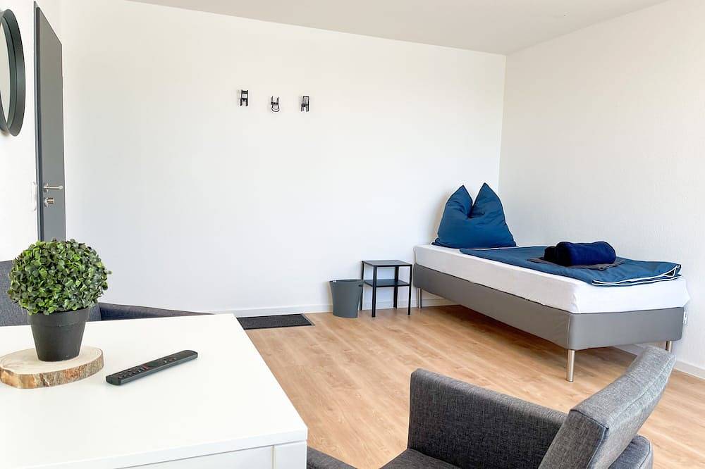Ganze Wohnung, Modern + spacious room with shared kitchen and shared bathroom in Singen, Hegau