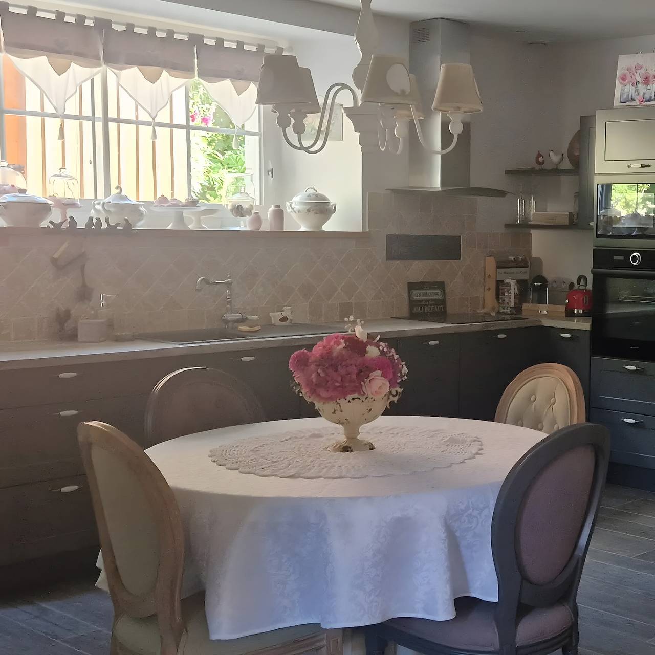 Ganze Wohnung, L'Écrin de la Rose – Ruhiges Refugium mit Pool, Natur und haustierfreundlicher Unterkunft. in Yvrac-et-Malleyrand, Charente