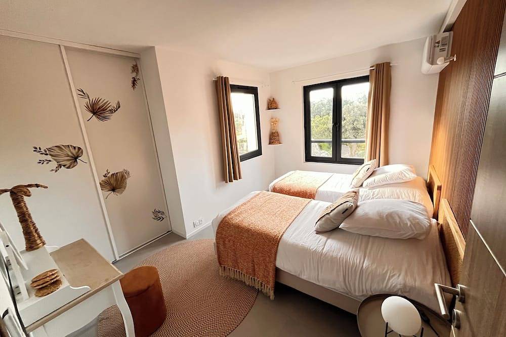 Appartement entier, Corse du Sud , cosy T3 climatisé accès direct à la mer, les pieds dans l'eau in Pianottoli-Caldarello, Arrondissement de Sartène