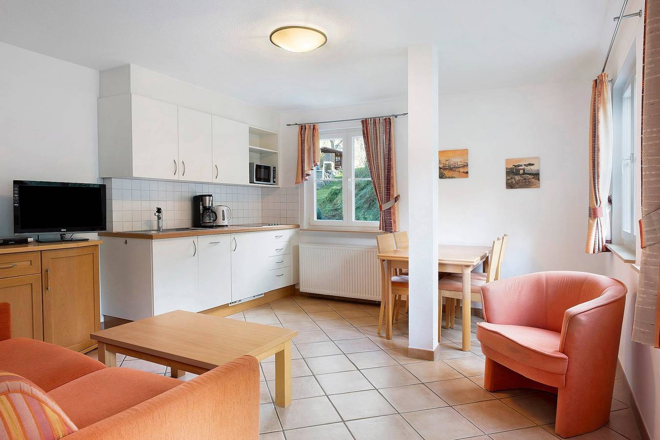 Ganze Wohnung, Ferienwohnung 'Kirschblüte' mit Bergblick, Gemeinschaftspool und Wlan in Wolfach, Mittlerer Schwarzwald