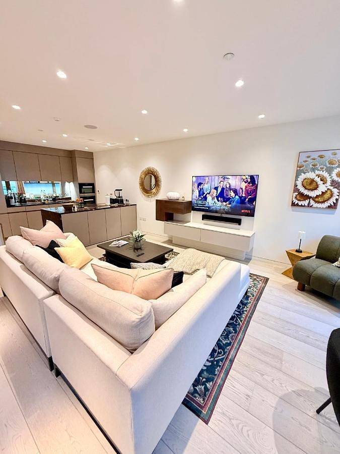 Central London Designer Home w Game Room and Ac in London, Südostengland
