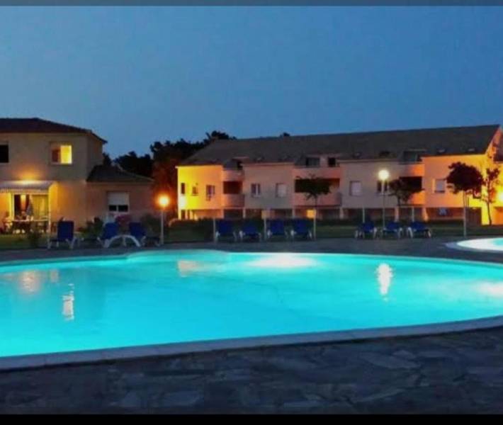 Appartement de vacances pour 6 personnes, avec Balcon et Terrasse ainsi que Jardin et Piscine
